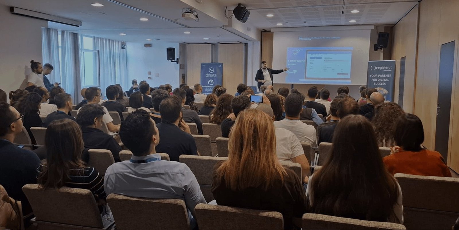 Sebastian Hornoi sul palco, davanti a una sala piena
